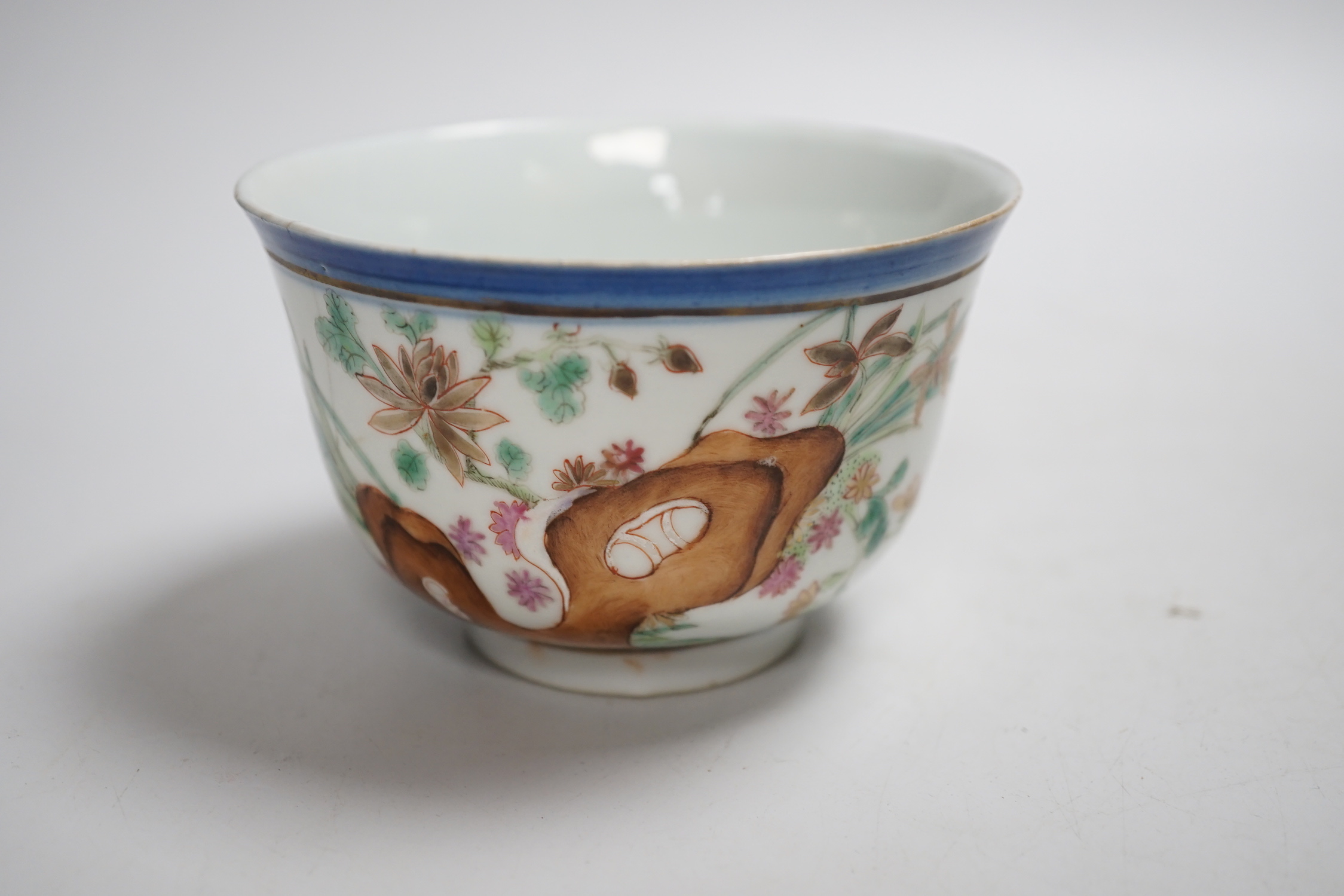 A Chinese famille rose rice bowl and cover and a pink enamel ‘dragon dish’, dish 14cm diameter